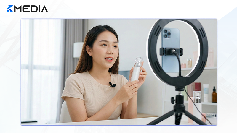 Một người phụ nữ trẻ đang quay video review sản phẩm làm đẹp thực tế cho mạng xã hội.