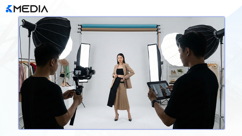 Cảnh hậu trường ekip Kmedia đang quay video Reels thời trang chuyên nghiệp với đầy đủ thiết bị ánh sáng cho shop