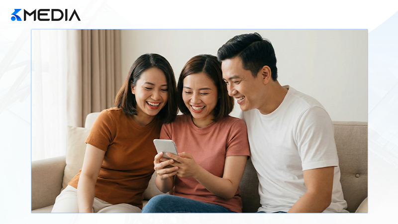Nhóm bạn trẻ Việt Nam vui vẻ chia sẻ nội dung trên điện thoại, thể hiện sự kết nối cảm xúc qua storytelling.