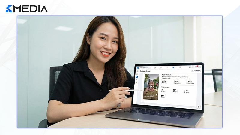 Chuyên gia Kmedia đang phân tích các chỉ số tương tác, lượt xem và tỷ lệ chuyển đổi của video Reels thời trang trên Facebook Ads.